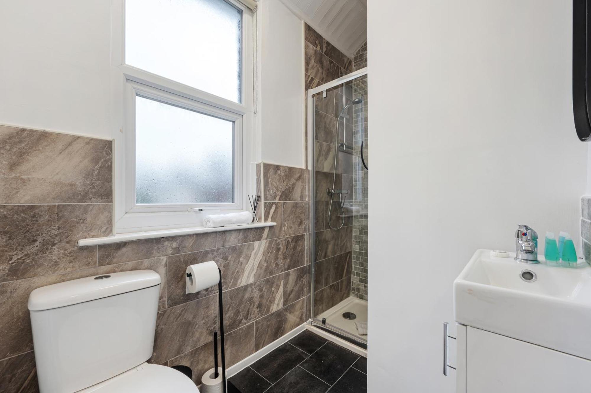 Anfield Cosy Stays - Air Host & Stay - Sleeps 14 Liverpool Eksteriør billede