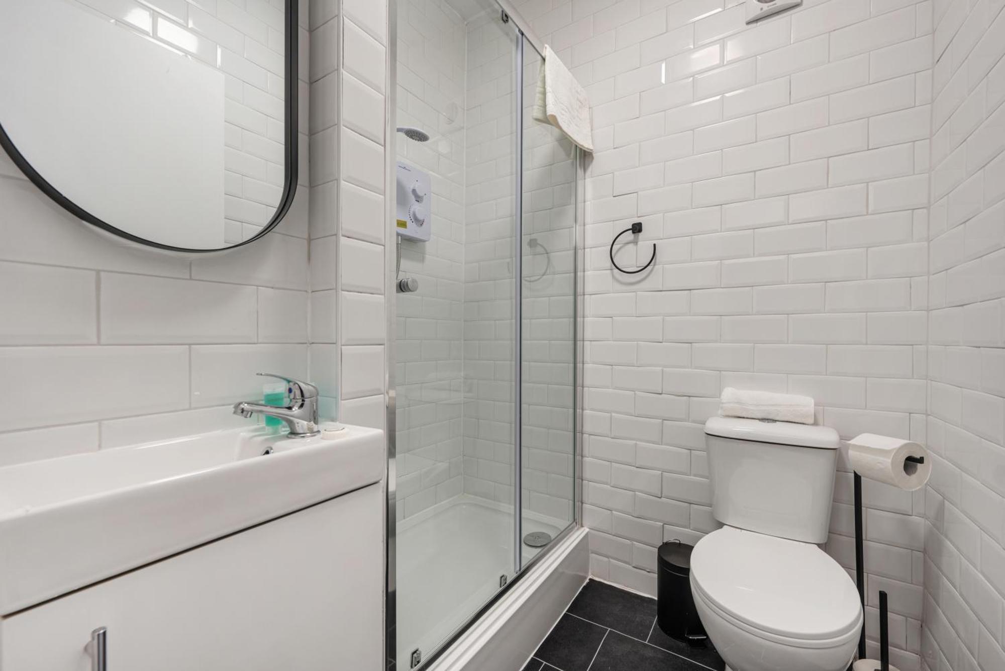 Anfield Cosy Stays - Air Host & Stay - Sleeps 14 Liverpool Eksteriør billede