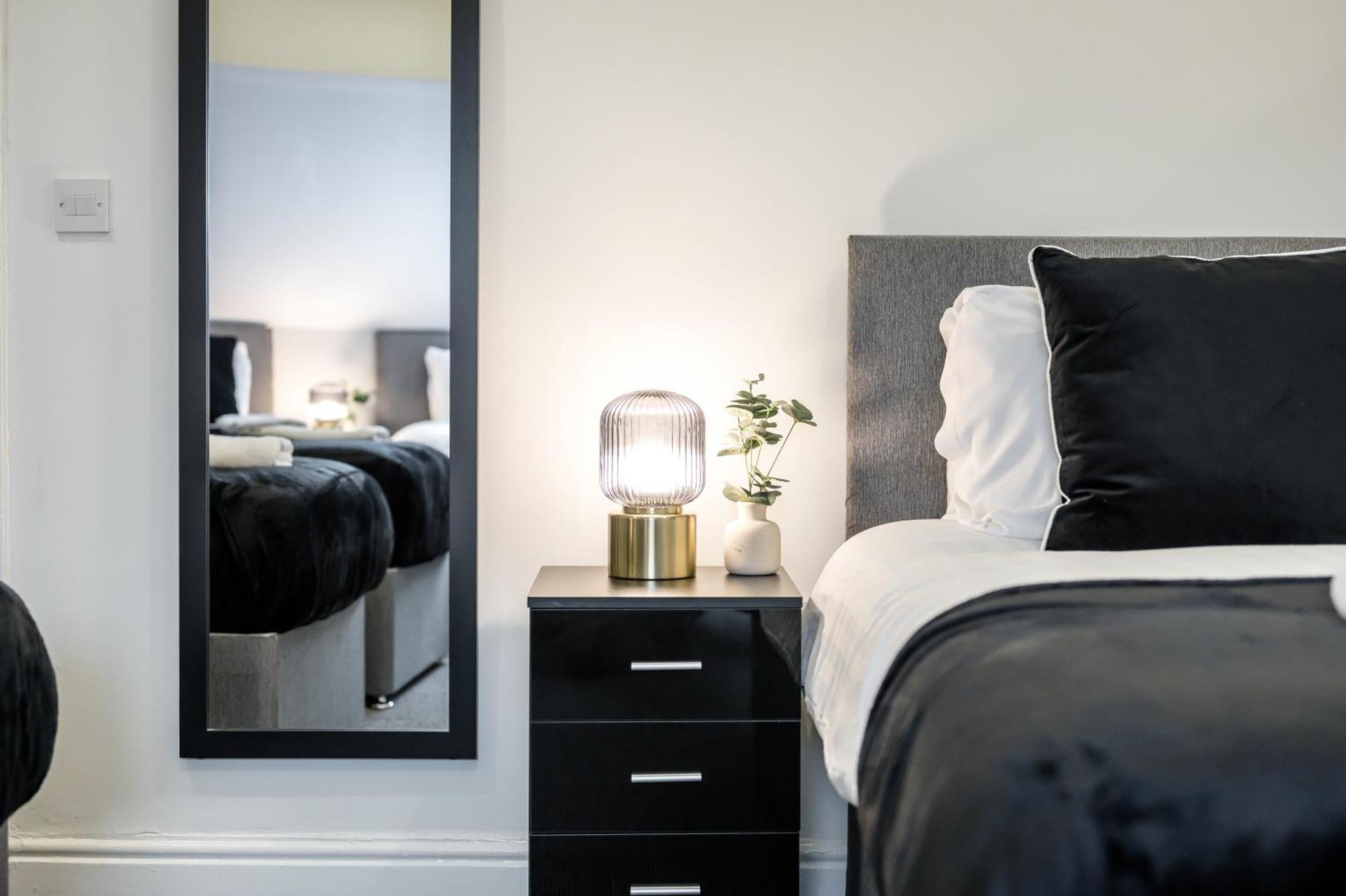 Anfield Cosy Stays - Air Host & Stay - Sleeps 14 Liverpool Eksteriør billede